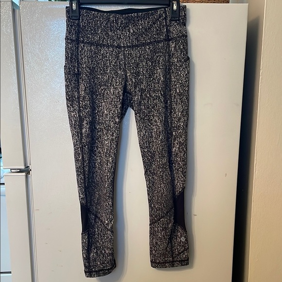 Lululemon Size 4 Black White Crop Leggings Like New - Picture 1 of 6